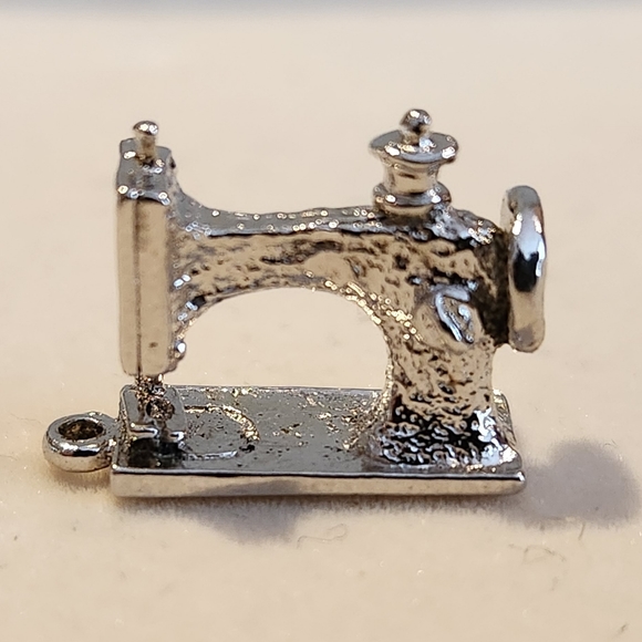 Sewing Machine Bracelet Charm - Picture 4 of 5
